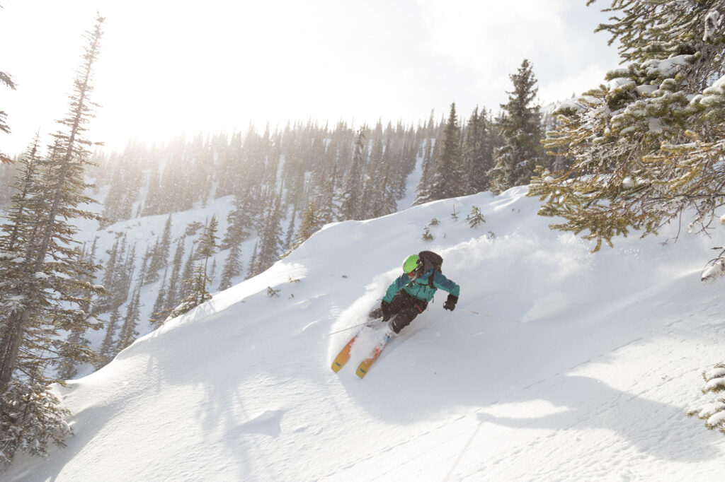 Foto van skiër in poedersneeuw in het skigebied Marmot Basin in de Rocky Mountains in Jasper National Park in Canada.